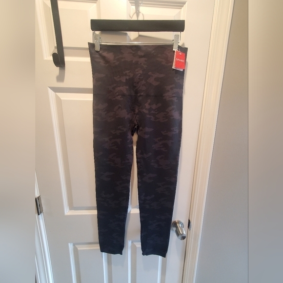 Spanx leggings NWT sz 2x  22-24.  black camo. 27 inseam - Picture 1 of 7